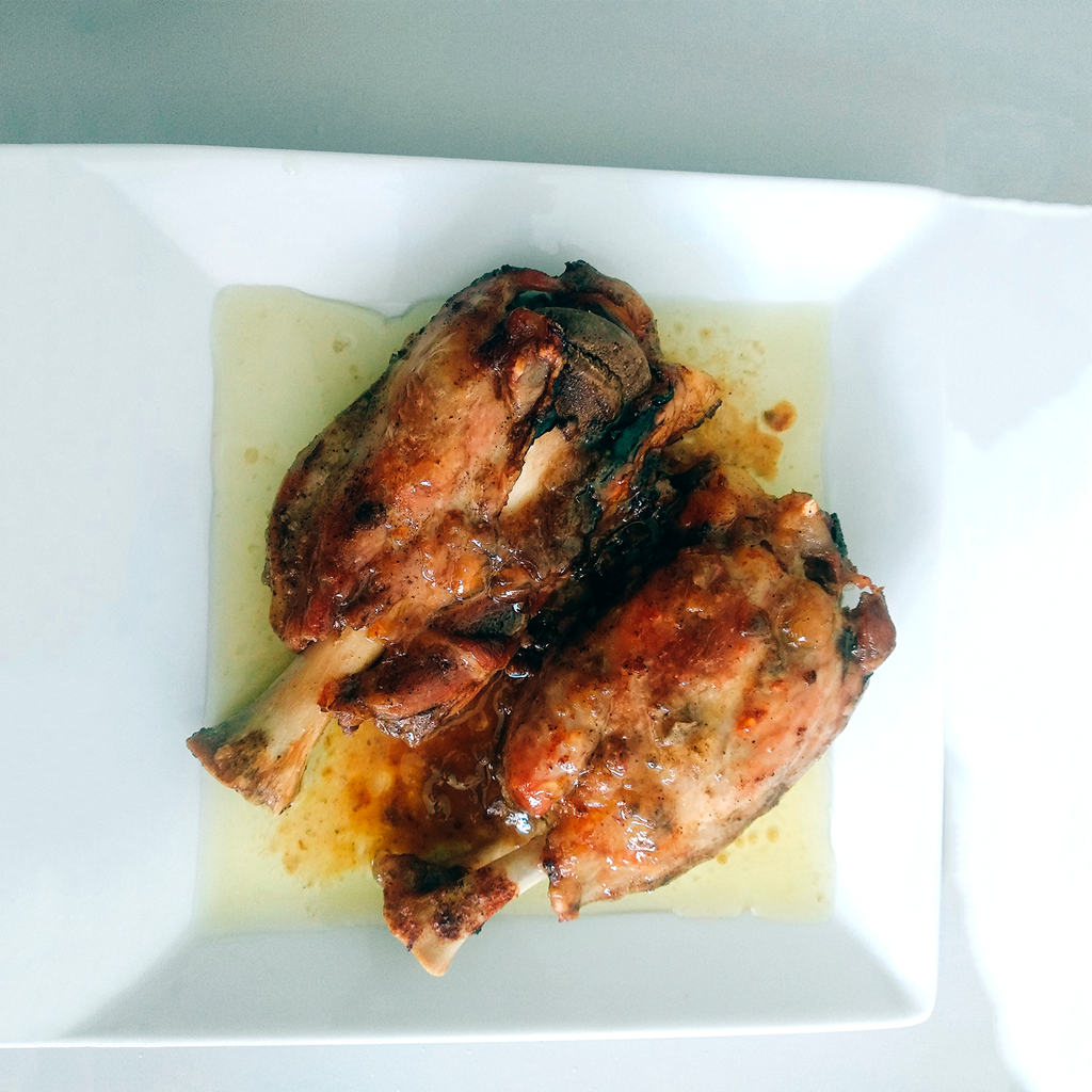 UND 10 CODILLO DE CERDO ASADO EN SU JUGO AL MEDIO (2 RACIONES) 700 G COMENBABIA